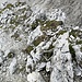 Sanduhren mit Schlinge am Gipfel. Der kurze Abstieg zur Abseilstelle erfolgt auf den Pfadspuren im Bild nach "hinten"/Südosten.