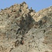 Blick in die abgekletterte Rinne am Östlichen Perschitzkopf. Ganz unten sieht man einen rötlichen Block. Um diesen herum bin ich durch die Felsen (rechts) geklettert (II).