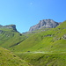 Im Vordergrund das Tällilager bei P. 2328, links Fuulblescha (2673 m), links Piz Aul (3121 m).