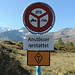 Dieses Schild "Anstösser gestattet" ließ uns zuerst staunen, dann schmunzeln. In Deutschland würde hier stehen: "Anlieger frei"!