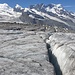 Es sind doch etliche Spalten vorhanden. Da es keinen Schnee mehr auf dem Gletscher hatte, sieht man die Spalten.