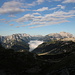 Unterwegs zum Mangart - Ausblick zu Beginn unserer Tour auf die slowenisch-italienische Grenzregion. Das zu Italien gehörende Val del Rio del Lago (Seebachtal) samt Predilpass sind von Nebel bedeckt.