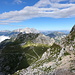 Im Aufstieg zum Mangart - Rückblick. Hinten lugen Jôf di Montasio (Montasch) und Jôf Fuart (Wischberg) hervor.