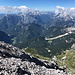Mangart - Ausblick am Gipfel. Etwa in Bildmitte ist der Predilpass zu erahnen der das Tal der Koritnica (Slowenien) und mit dem Val del Rio del Lago (Italien) verbindet.