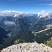 Mangart - Ausblick am Gipfel, ins slowenische Tal der Koritnica mit Log pod Mangrtom (links) und ins italienische Val del Rio del Lago (Seebachtal, mittig).