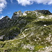 Unterwegs am Mangart - Seitenblick zur Koča na Mangrtskem sedlu.