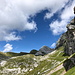 Unterwegs am Mangart - Blick entlang steiler Felswände, unter denen (die momentan auf diesem Stück gesperrte) die Mangartstraße in Richtung Lahnscharte (Klanska Škrbina/Forcella della Lavina, aka Čez jezik, Mangartsko sedlo) führt.