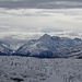Ausblick ins winterliche Urner Bergland - mit Bristen; eben noch vor dem Schneefall von unserer Eriswiler Bergfreundin Margrit (mit Florian) begangen