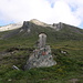 Bergsteigerdenkmal auf dem Weg zur Glorer Hütte, im Hintergrund die Medl Spitze