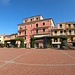 <b>In un quarto d’ora di tranquilla pedalata, da Naregno arrivo sulla Piazza Matteotti di Porto Azzurro, dalla quale imbocco la ripida Via Ricasoli seguendo il segnavia che dalla sede dei carabinieri mi porta sul sentiero della “Passeggiata Carmignani”.</b>