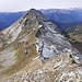 Percorrendo la cresta e voltando le spalle si ha una spettacolare vista sul Monte Bieteron 2764 mt. In centro foto l'intaglio del Colletto Valnera 2680 mt