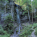 Kleine Wasserfälle ergiessen sich in die Gorges de la Jogne