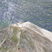 Zoom aufs Wissgrätli (2866 m), dahinter die Wand der Festig über dem Zerfreilastausee. Der Dolomit ist gut zu erkennen. Und [http://www.hikr.org/gallery/photo324455.html?post_id=25778#1 hier] der Gegenblick vom Wissgrätli aufs Fanellhorn.