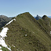Abstieg über den noch harmlosen Gipfelfirst zum Beginn des WNW-Grats: darüber das Homad, zwischen Haupt- und E-Gipfel das Stockhorn, rechts am Horizont das Wetterhorn