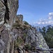 Qui il gioco si fa duro: meglio traversare alla base delle rocce ...