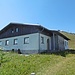 An der verlassenen Nösslachjochhütte erreicht man die Ausläufer des Skigebiets.