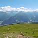 Vom Gipfel schaut man über das Wipptal in die Zillertaler Alpen.