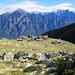 In arrivo alle baite dell’Alpe Manco (m 1750) affacciate sulla bassa Val Chiavenna; il bivacco si trova un po’ più a sinistra. Sul lato opposto si vedono le montagne che vanno dal Pizzo di Prata al Sasso Manduino.