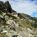 Il bivacco Alpe Manco. Il bivacco è anche raggiungibile direttamente dalla Piana di Chiavenna partendo da San Pietro di Samolaco o da Casenda (calcolare in questo caso 1500 m di dislivello).