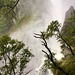Tosende und schäumende Wassermassen beim Wasserfall von Foroglio.