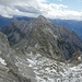 Blick zum Hochnissl; unten das teilweise schneebedeckte Lamskar. Ganz rechts unten auf dem Foto sieht man die Route zum SO-Grat der Mitterkarlspitze.