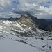Nach Abstieg von der Lamsenspitze geht es im Schnee durchs Lamskar Richtung des SO-Grates der Mitterkarlspitze.