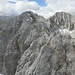 Am Vorgipfel angekommen, sehe ich, dass der Gipfel noch ein Stück entfernt ist. Er hebt sich auf diesem Foto vom gleich rechts dahinter sichtbaren Gipfel der Schafkarspitze nur wenig ab.