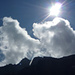 Sonne und Wolken über dem Gipfel des Piz Mundin