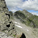 Das erste Gipfelziel vor Augen: Cima dell' Uomo - der Bergweg quert hier die Flanke und führt in die markante Scharte links der Bildmitte hinauf