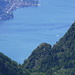 Tiefblick zum Sassariente (rechts, mit Gipfelkreuz) und Lago Maggiore