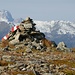 Zoomaufnahme: Gipfelsteinmann gegen Dolomiten