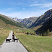 4. Tag: gemütlich vom Stettli auf der Alpstrasse durch das Val Madris zum Eggelti, hinten von links Piz Grisch, Guggernüll und Grimsla