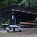 Jägerhütte bei einer Weggabelung auf der Nordseite vom Fluhberg.