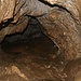 Ewas gebückt kann man sich im oberen Höhlenteils des Bruderlochs gut vorwärts bewegen.