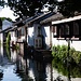 Kanal in Zhouzhuang, einer Wasserstadt im südöstlichen Zeil Suzhous, Provinz Jiangsu. Zhouzhuang liegt unweit der Grenze zu Shanghai und auch nicht weit von der Provinzgrenze von Zhejiang. Nach zwei Stunden Fahrt erreiche ich die Stadt um 8:30 Uhr morgens, noch vor dem größten Touristenandrang.