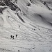 Abfahrt über den gut zugeschneiten, zerschrundenen Gletscher der Gross Grünhorn-Westflanke (Foto 1974)