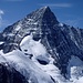 Von der Finsteraarhornhütte aus erscheint das Gross Grünhorn als mächtige, felsige Pyramide aus Gneis (Foto: wikipedia, Johnw)