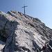 Hier der letzte Stand bzw. auch der Abseilstand für den Rückweg. Die Querung zum Kreuz ist genüsslich durch festen Stein und gute Griffe falls nötig.