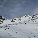Erstmals erblicke ich das Gipfel Ziel. Über verschneites Blockgeröll zum tiefsten Punkt im Sattel Punkt 2852 m