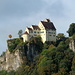 Erhaben steht es da, das Schloss Werenwag mit zahlreichen Gebäuden. Es gehört dem Hause Fürstenberg.