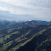 Hohe Wolken decken die Sonne über den westlichen Berner Alpen ab