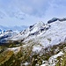 Rechts im Hintergrund Rosso di Ribia. Links im unteren Bereich sind ganz schwach die Gebäude der Alp Ribia zu erkennen. 