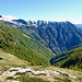 Links unten das Gebäde der Alp Categn und ein Blick ins Val Fümegn.