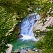 Einer von diversen Wasserfällen beim Abstieg durch das Valle di Fümegn.