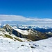 Ein traumhafter Blick vom Pass auf 2241 Meter Richtung Südosten. Etwas links von der Bildmitte die Pyramide des Pizzo Molinera.