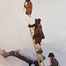 Eine mitgetragene, 7m lange Holzleiter ermöglichte 1811 die Erstbesteigung der Jungfrau. Nachgestellte Szene aus dem Dokumentarfilm "1811 - 1986: 175 Jahre Alpinismus in der Schweiz" von Viktor Wyss, Sargans  
