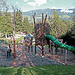 Ein grosser Spielplatz entlang zweier Erlebniswege, direkt oberhalb von Fügen.