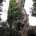 <b>Mi bastano dieci minuti per risalire il sentiero ed arrivare alla base della fortezza, fortemente diroccata, circondata da un fossato secco. </b>
