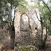 <b>Sul lato orientale si trova l’ingresso principale, costituito da un’apertura ad arco, protetta da un ponte levatoio.</b>