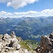 Blick vom Gipfel zum Hohen Riffler (ganz hinten in der Bildmitte).